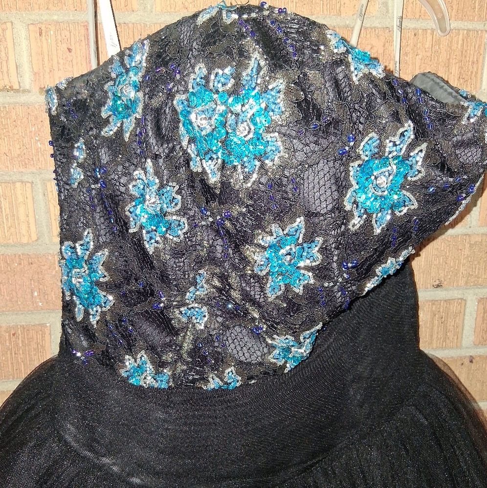 Sparkle Allure Elegant Black and Blue Floral Lace Women's Ball Gown Size 6